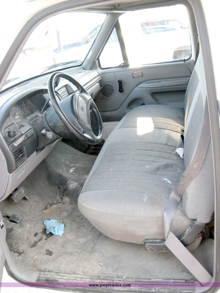 image for item 7001 1996 Ford F-350 box truck