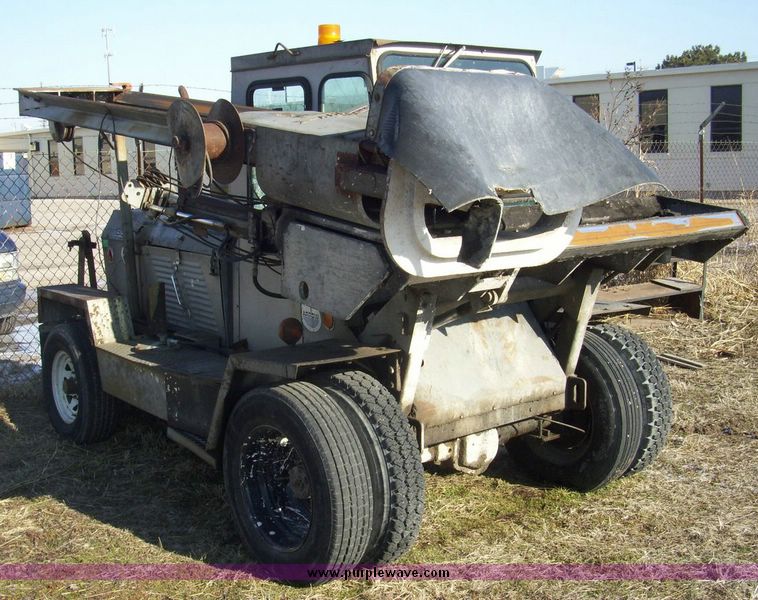 image for item 4600 1992 Arrow 1350 pavement breaker