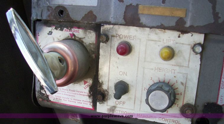 image for item 4600 1992 Arrow 1350 pavement breaker