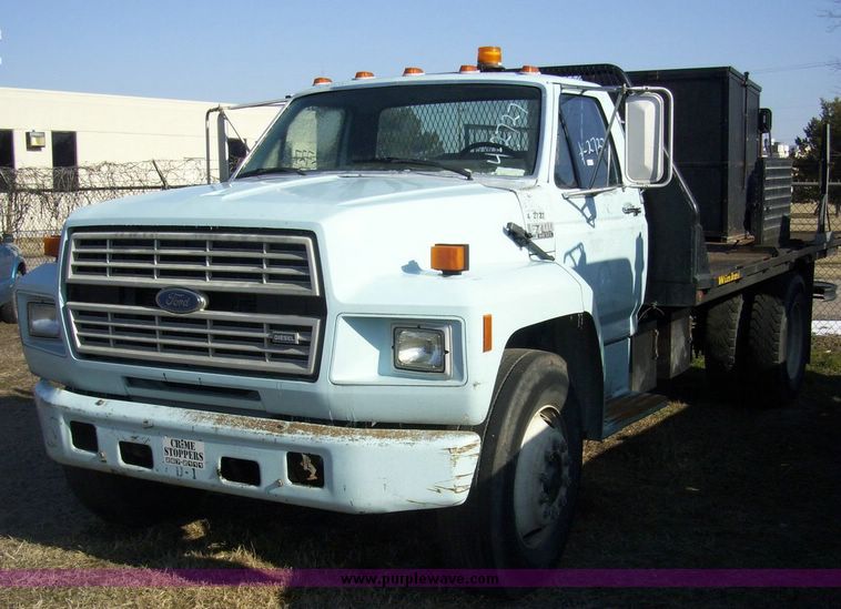 image for item 4606 1992 Ford Medium Heavy F700F truck
