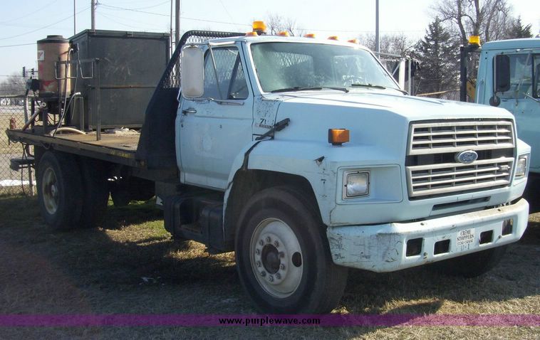 image for item 4606 1992 Ford Medium Heavy F700F truck