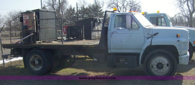 image for item 4606 1992 Ford Medium Heavy F700F truck