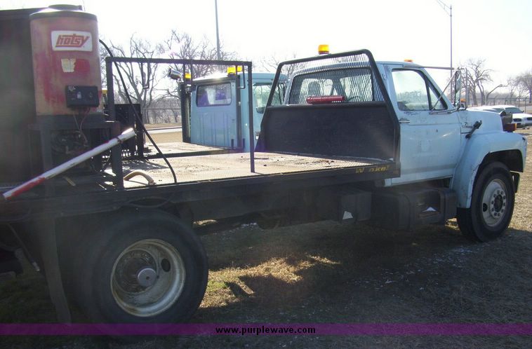 image for item 4606 1992 Ford Medium Heavy F700F truck