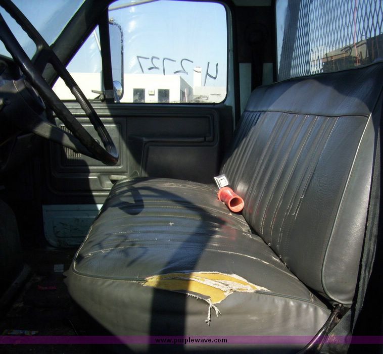 image for item 4606 1992 Ford Medium Heavy F700F truck