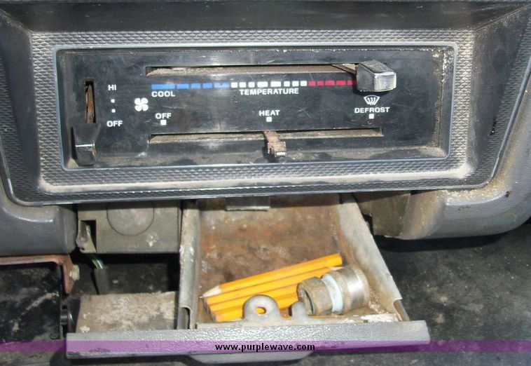image for item 4606 1992 Ford Medium Heavy F700F truck