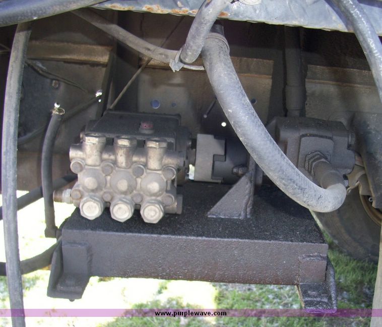 image for item 4606 1992 Ford Medium Heavy F700F truck