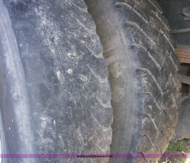 image for item 4606 1992 Ford Medium Heavy F700F truck