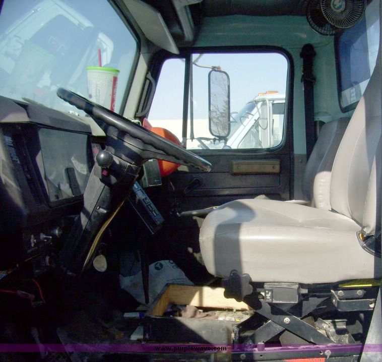 image for item 4607 1998 International Series 4700 truck