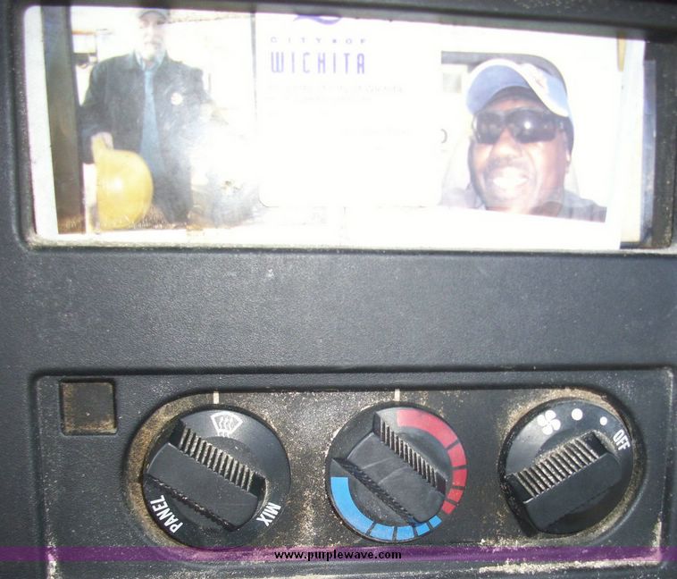 image for item 4607 1998 International Series 4700 truck