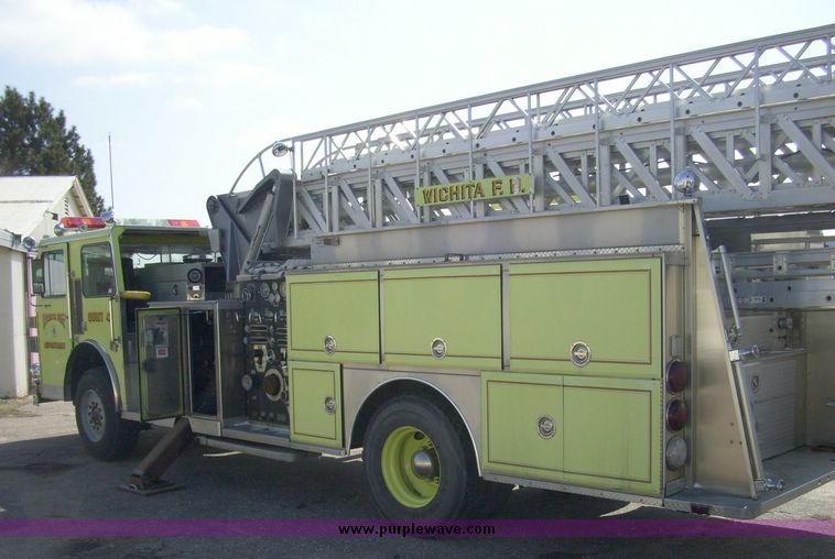image for item 4652 1987 Sutphen MT1063 75' Quint pumper platform truck