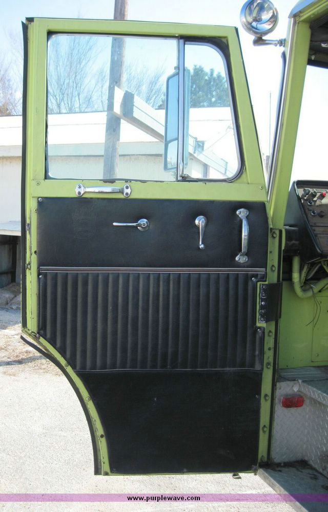 image for item 4652 1987 Sutphen MT1063 75' Quint pumper platform truck