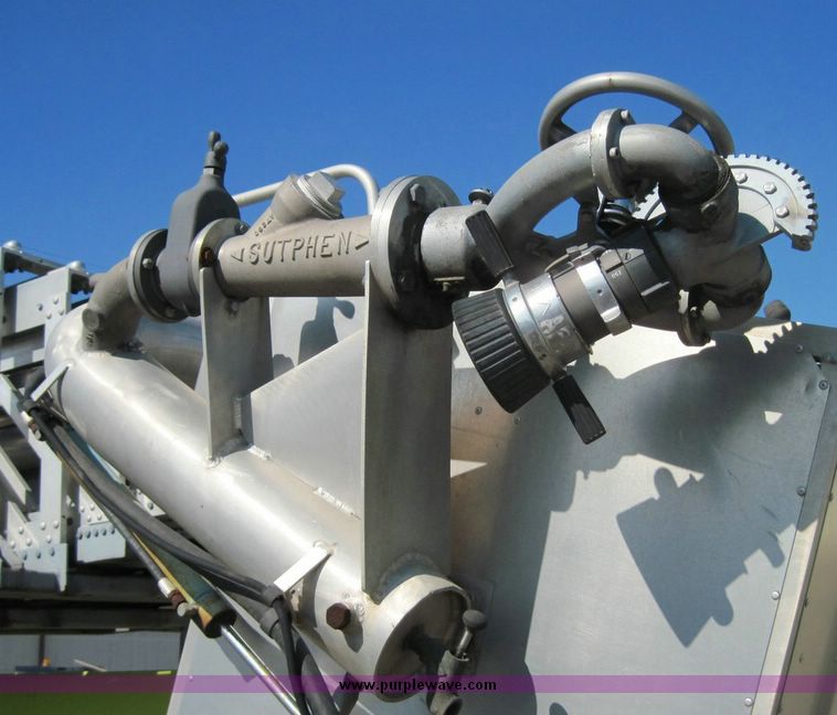 image for item 4657 1983 Sutphen aerial platform truck