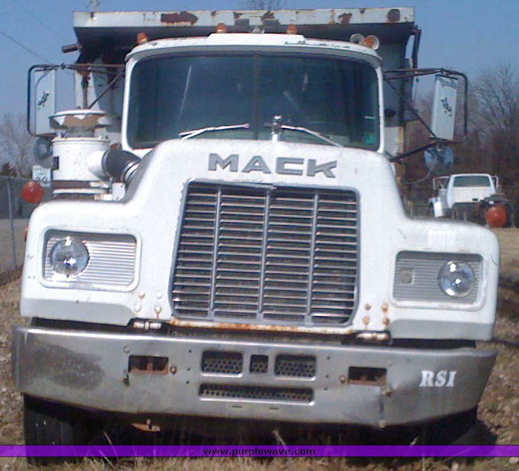 image for item 1000 1981 Mack R600 dump truck