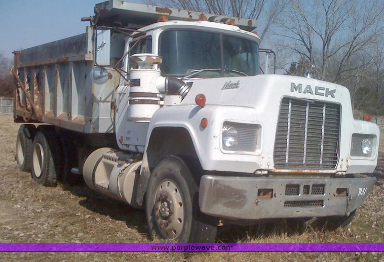 image for item 1000 1981 Mack R600 dump truck