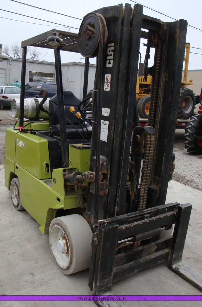 image for item 1302 1993 Clark forklift