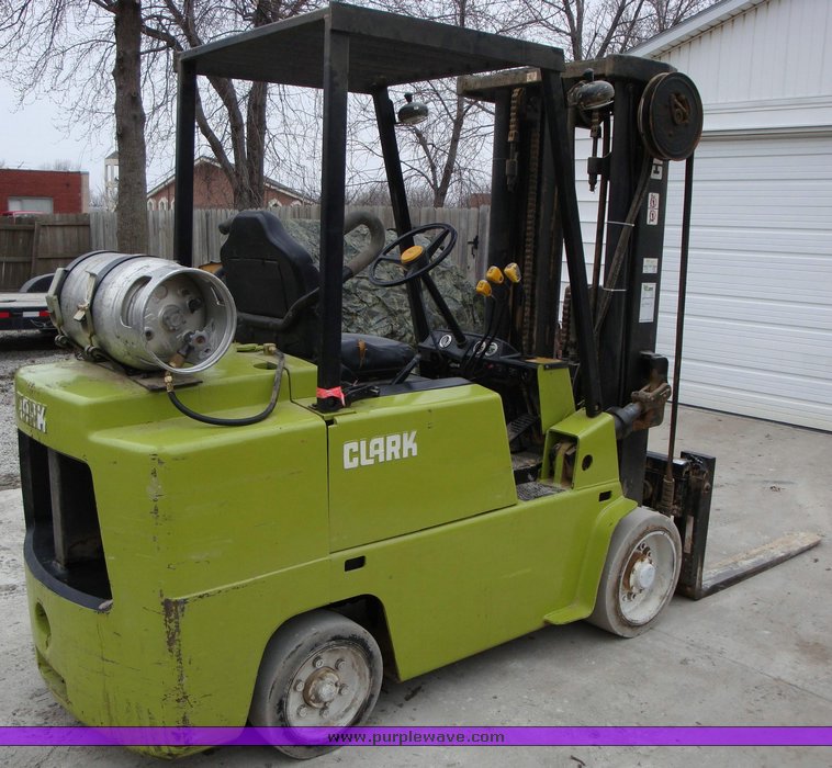 image for item 1302 1993 Clark forklift
