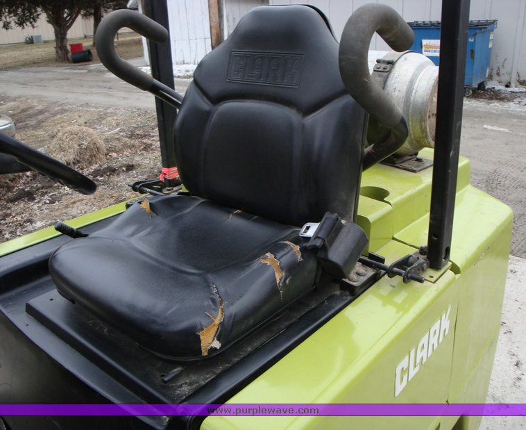 image for item 1302 1993 Clark forklift