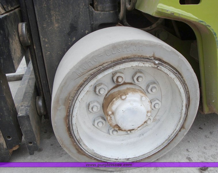 image for item 1302 1993 Clark forklift