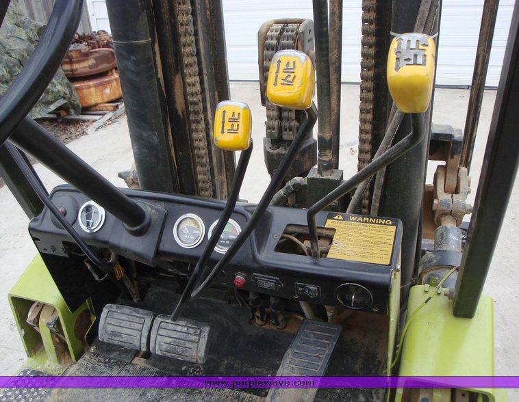 image for item 1302 1993 Clark forklift