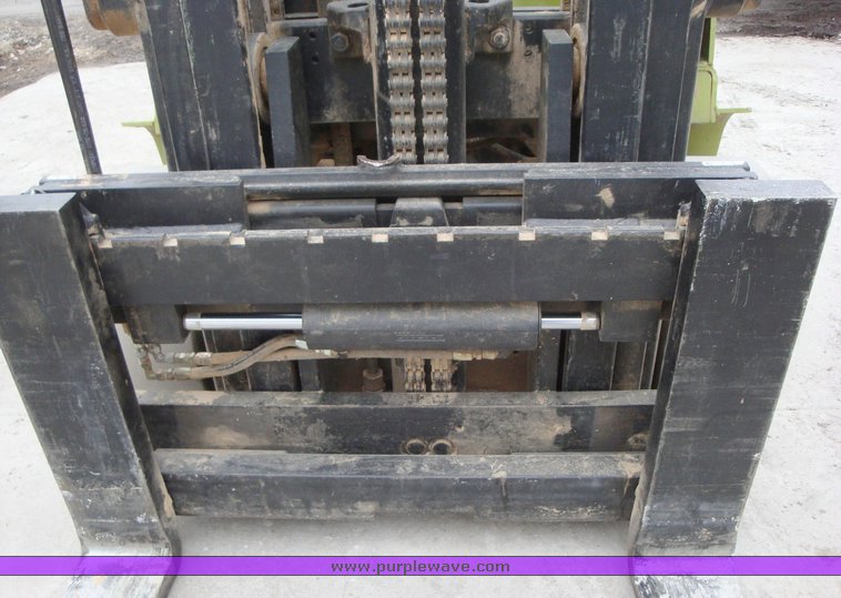 image for item 1302 1993 Clark forklift