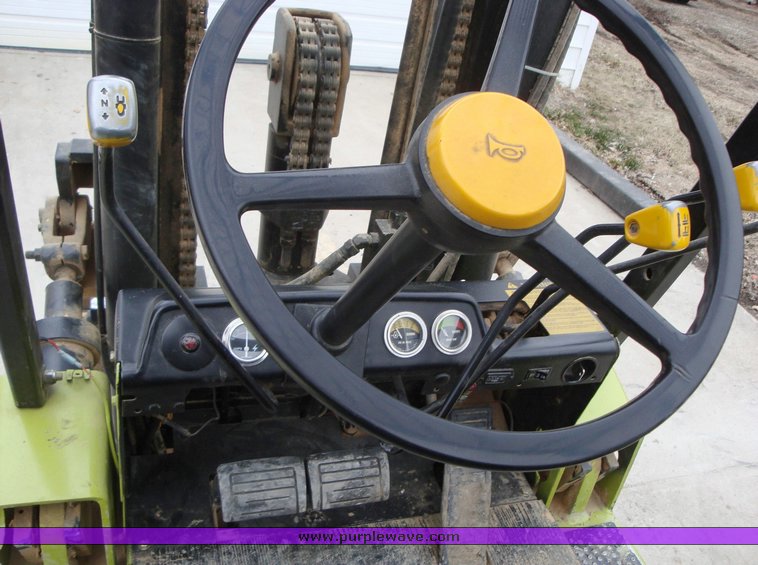 image for item 1302 1993 Clark forklift