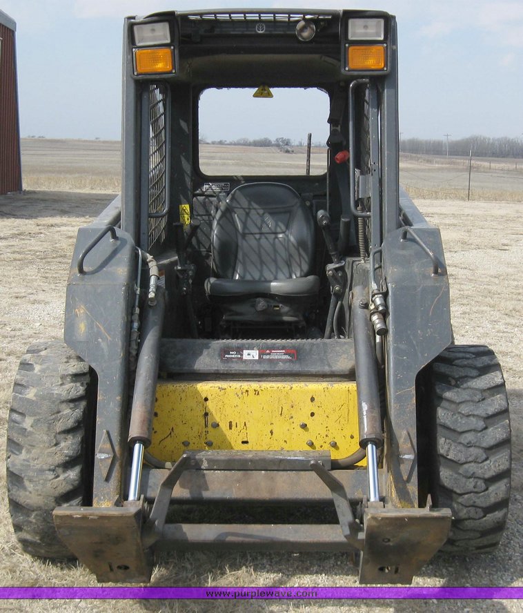 image for item 1752 2004 New Holland LS170 skid steer