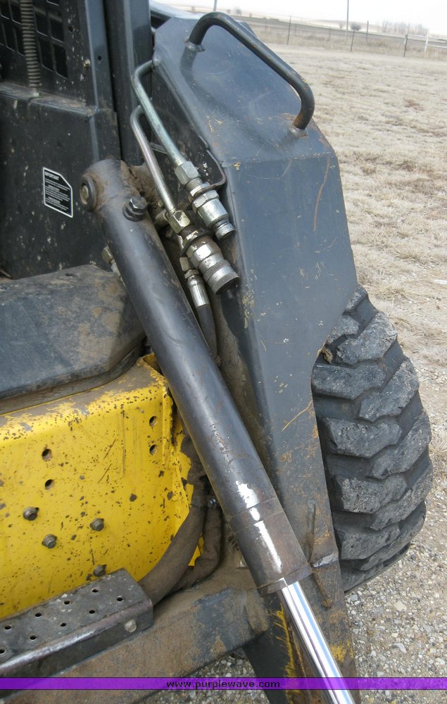 image for item 1752 2004 New Holland LS170 skid steer