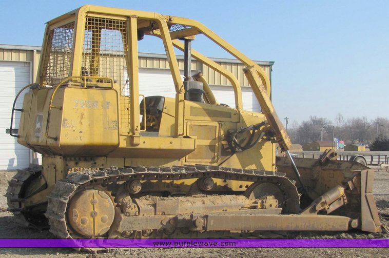 image for item 3180 1995 John Deere 750B crawler dozer