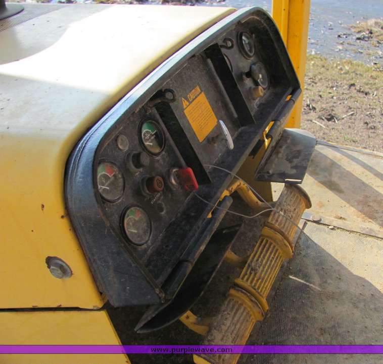 image for item 3180 1995 John Deere 750B crawler dozer