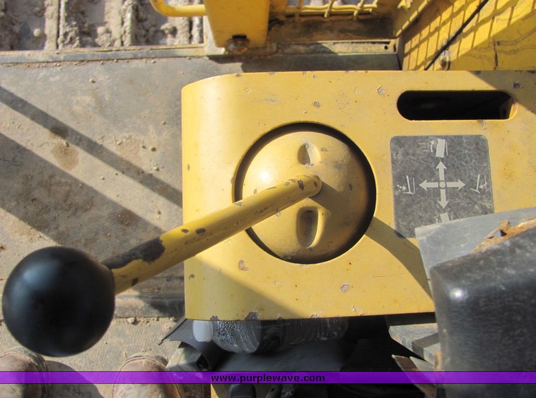 image for item 3180 1995 John Deere 750B crawler dozer