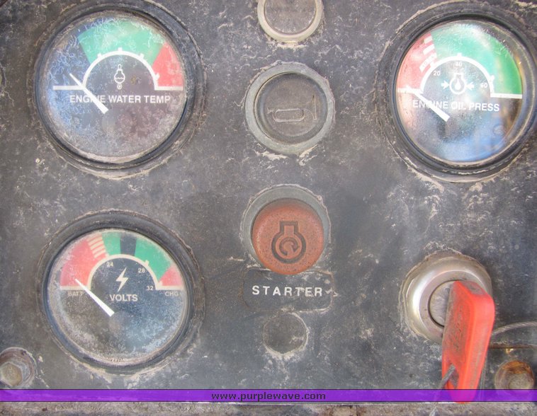 image for item 3180 1995 John Deere 750B crawler dozer