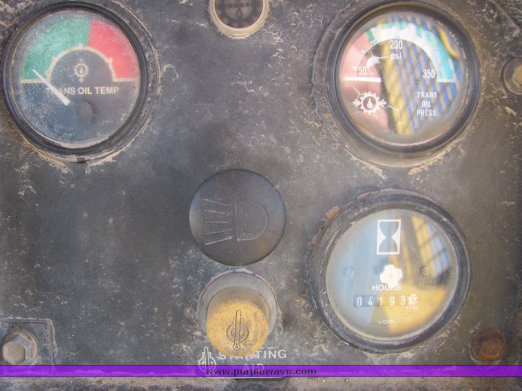 image for item 3180 1995 John Deere 750B crawler dozer