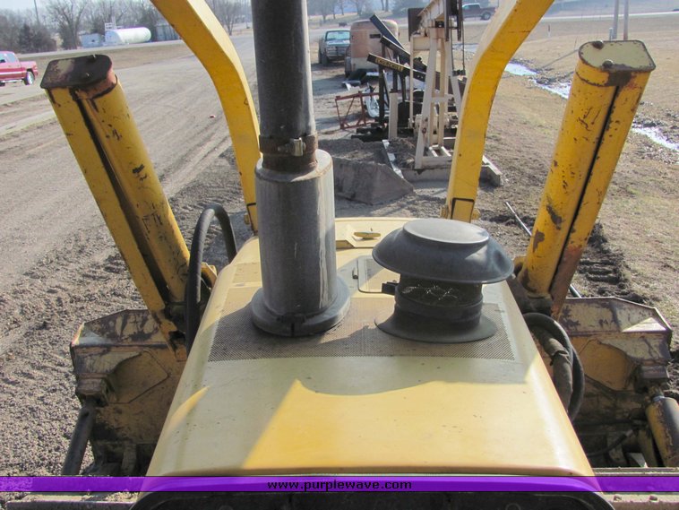 image for item 3180 1995 John Deere 750B crawler dozer