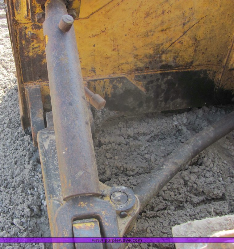 image for item 3180 1995 John Deere 750B crawler dozer