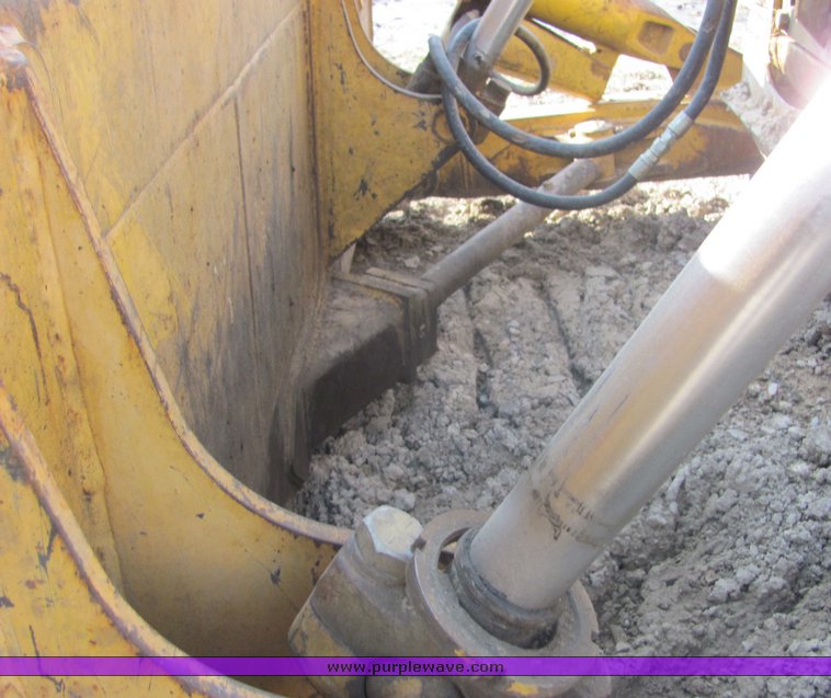 image for item 3180 1995 John Deere 750B crawler dozer