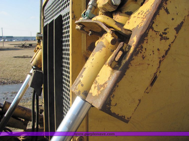 image for item 3180 1995 John Deere 750B crawler dozer