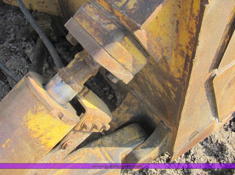 image for item 3180 1995 John Deere 750B crawler dozer