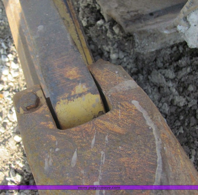 image for item 3180 1995 John Deere 750B crawler dozer