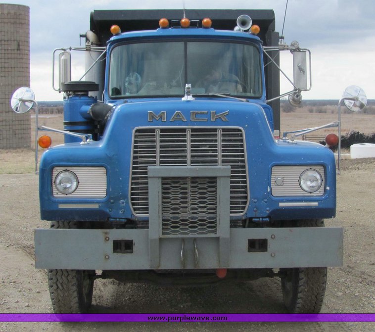 image for item 3204 1987 Mack R688ST tandem axle dump truck