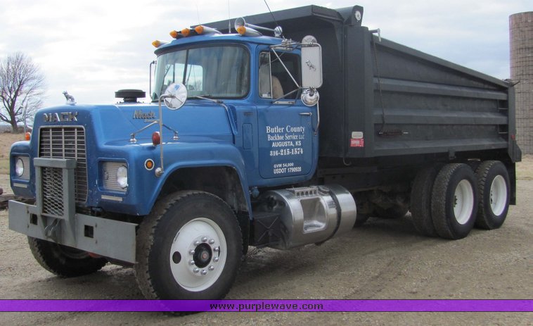 image for item 3204 1987 Mack R688ST tandem axle dump truck