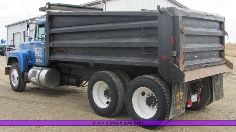 image for item 3204 1987 Mack R688ST tandem axle dump truck