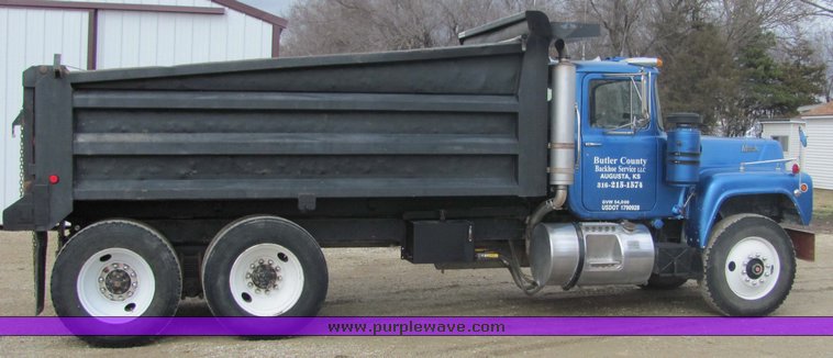 image for item 3204 1987 Mack R688ST tandem axle dump truck