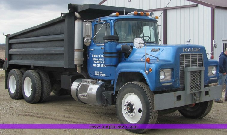 image for item 3204 1987 Mack R688ST tandem axle dump truck