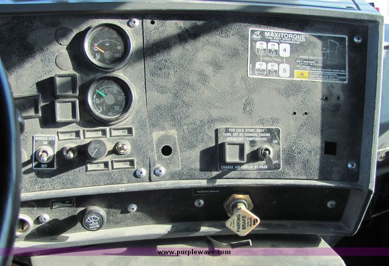 image for item 3422 1994 Mack RD690S concrete truck