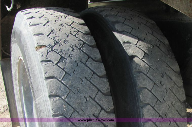 image for item 3423 1994 Ford LT8000 concrete truck