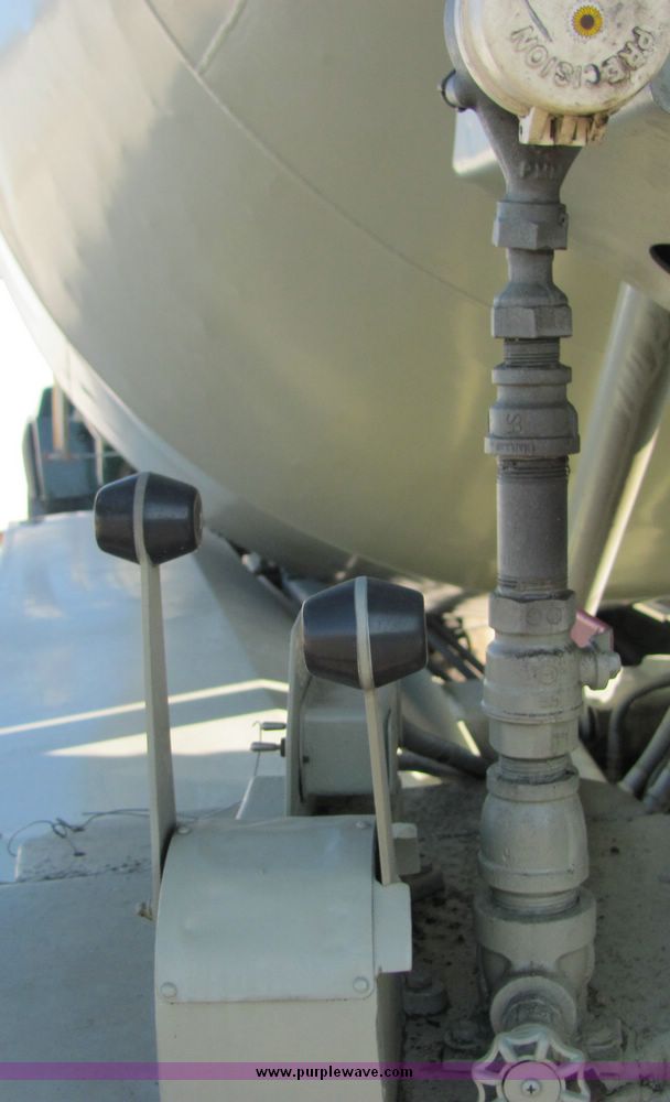 image for item 3424 1991 Mack concrete truck