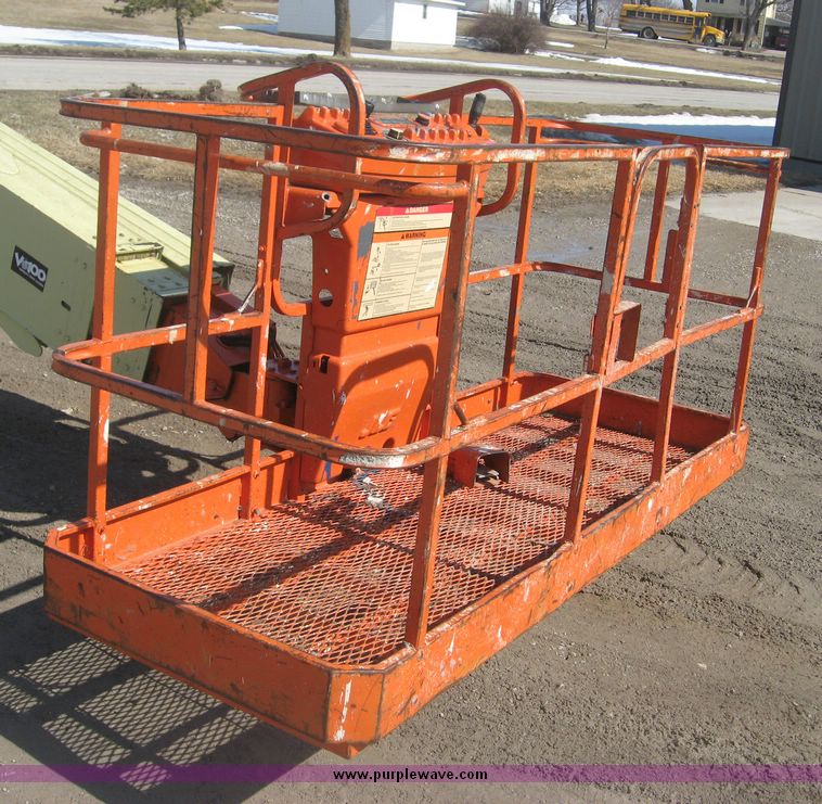 image for item 3946 1999 JLG 600S boom lift