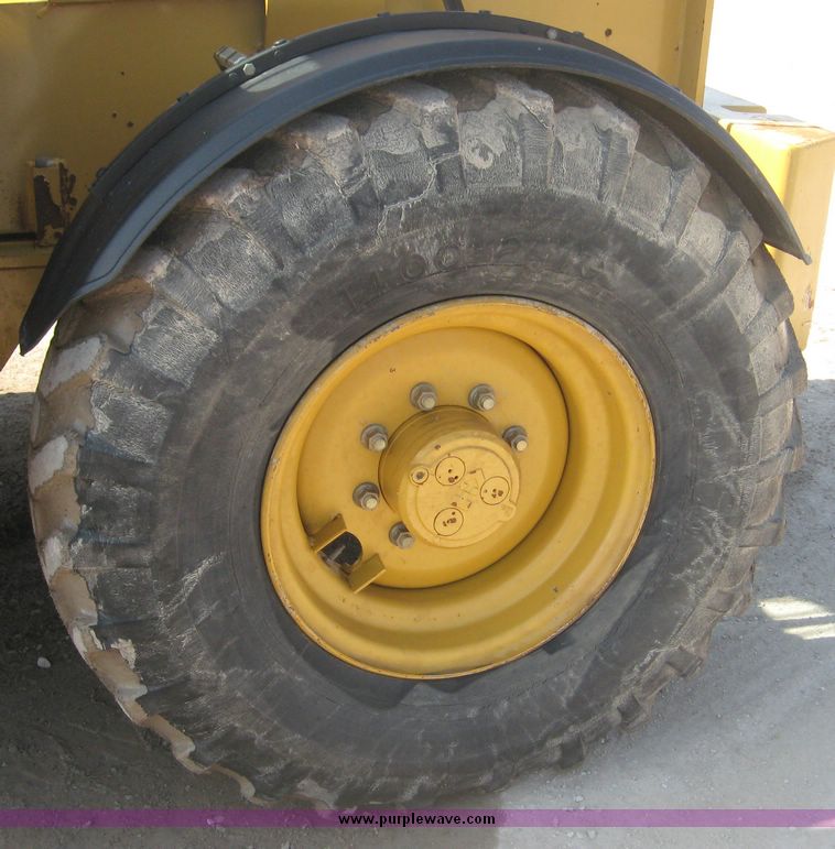 image for item 3948 2001 Caterpillar TH83 telehandler