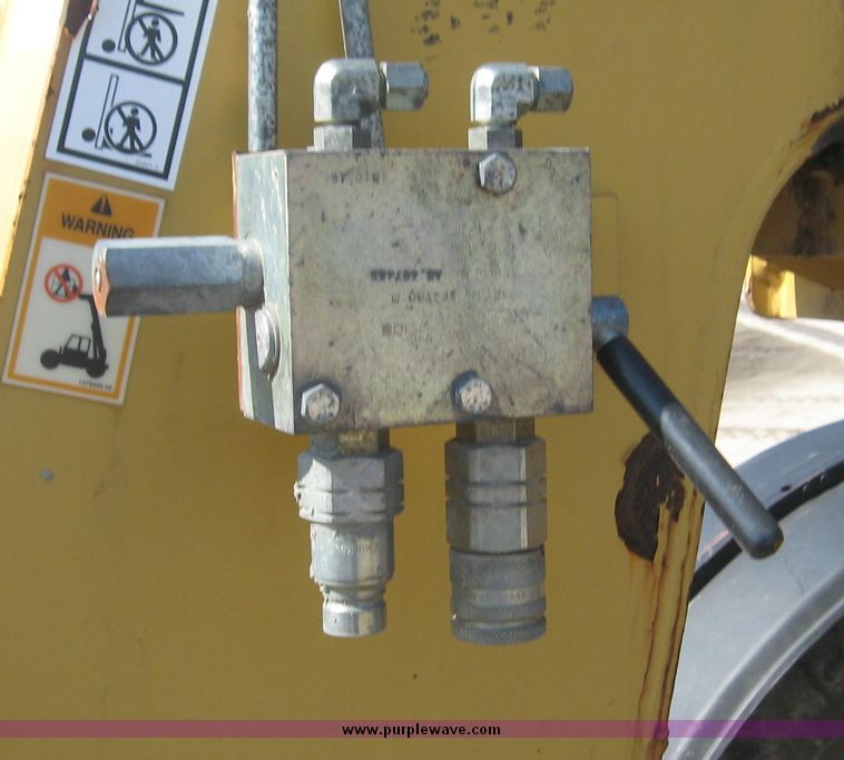 image for item 3948 2001 Caterpillar TH83 telehandler