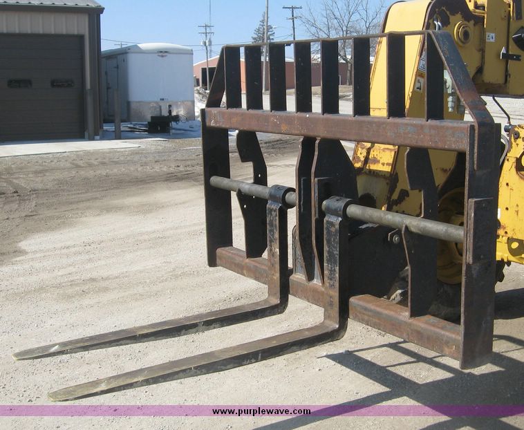 image for item 3948 2001 Caterpillar TH83 telehandler